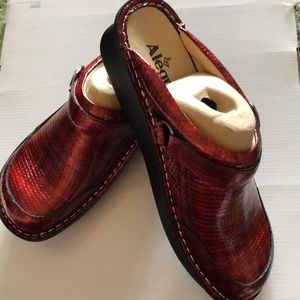 Women’s Alegria red clog size 9.5-10 US,E 40 wide